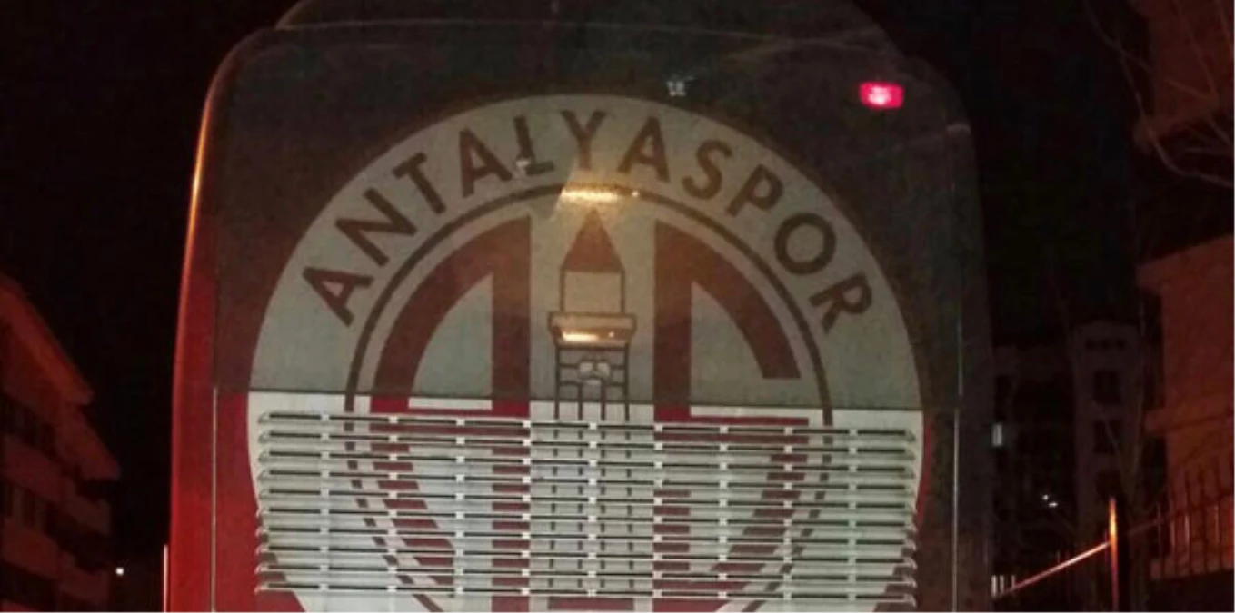 Antalyaspor Hentbol Takımı\'nın Otobüsüne Taşlı Saldırı