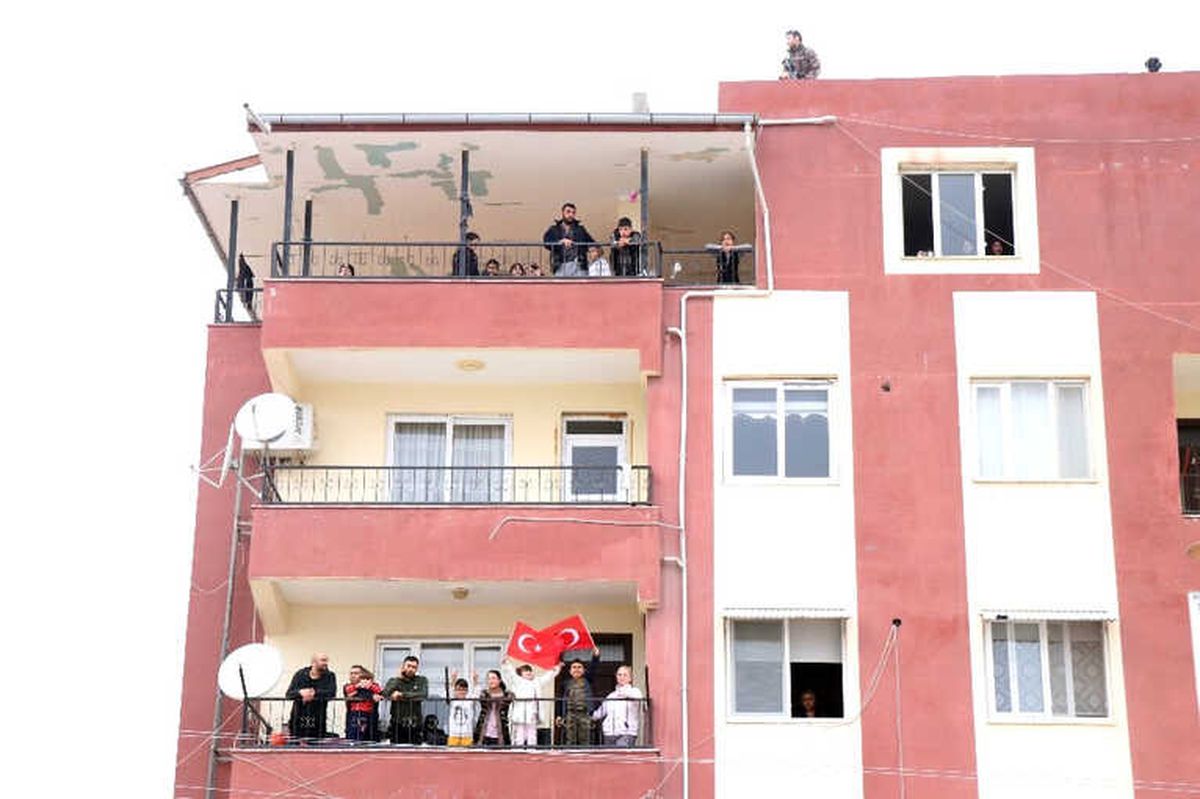 Başbakan Yıldırım\'ı Reyhanlı\'da Görenler Balkonlara Koştu