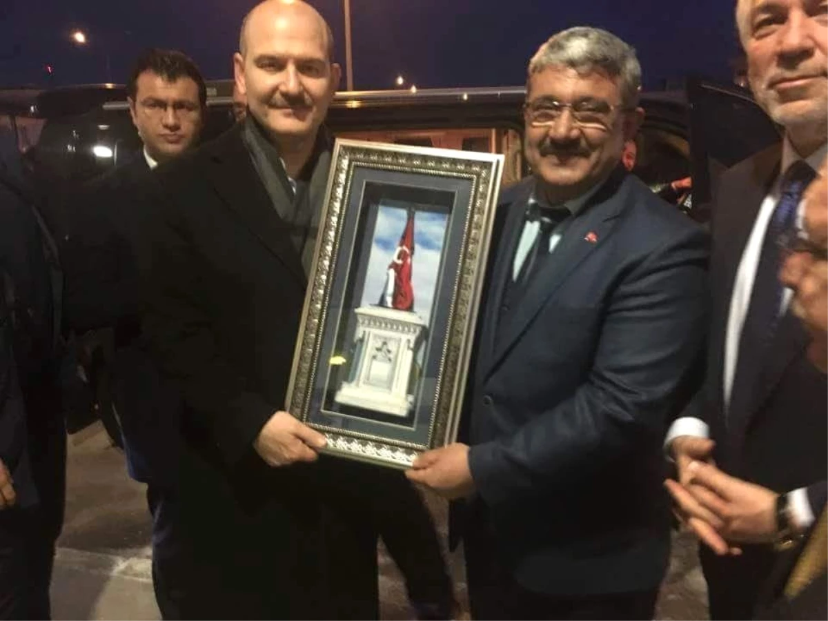 Başkan Karabulut\'tan Bakan Soylu\'ya Şehit Sancaktar Anıtı\'nı Simgeleyen El Yapımı Tablo