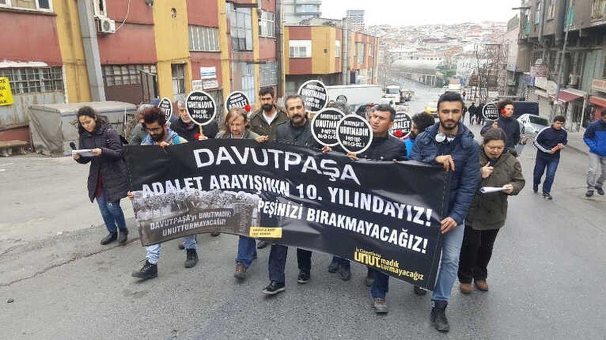 Davutpaşa\'daki Patlamada Ölen 21 Kişi Karanfillerle Anıldı