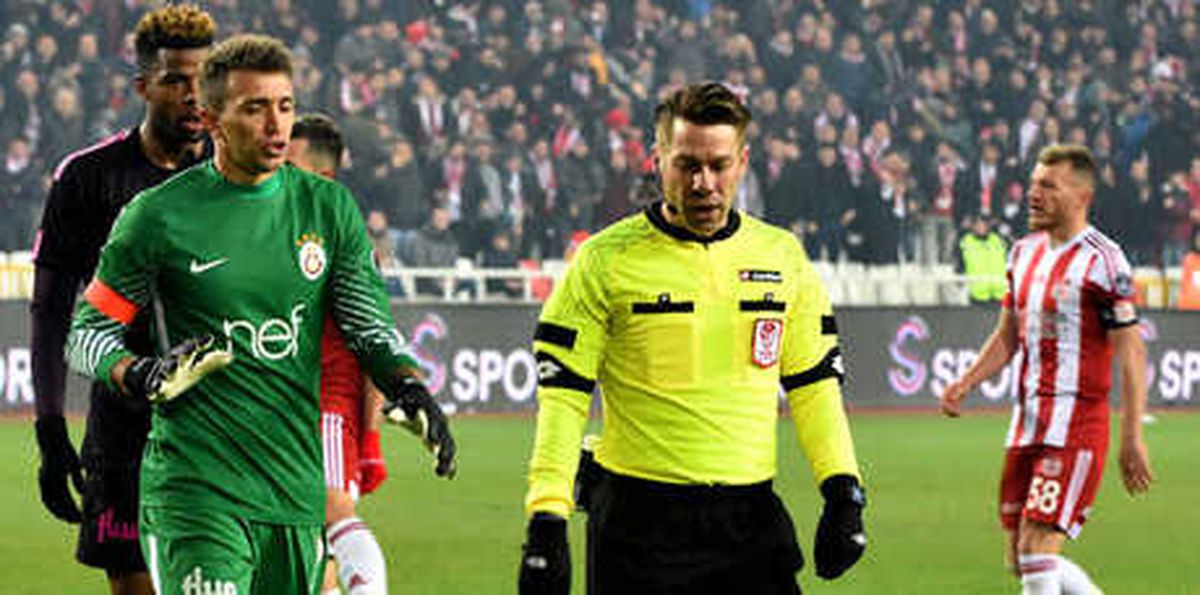 Muslera Cezalı Duruma Düştü