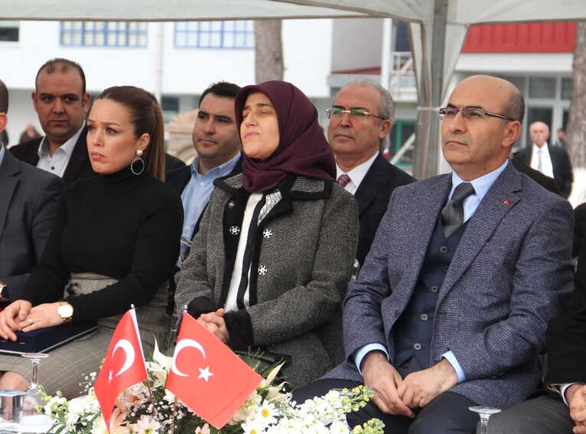 Halil Avcı\'ya Tjk\'dan Teşekkür Plaketi