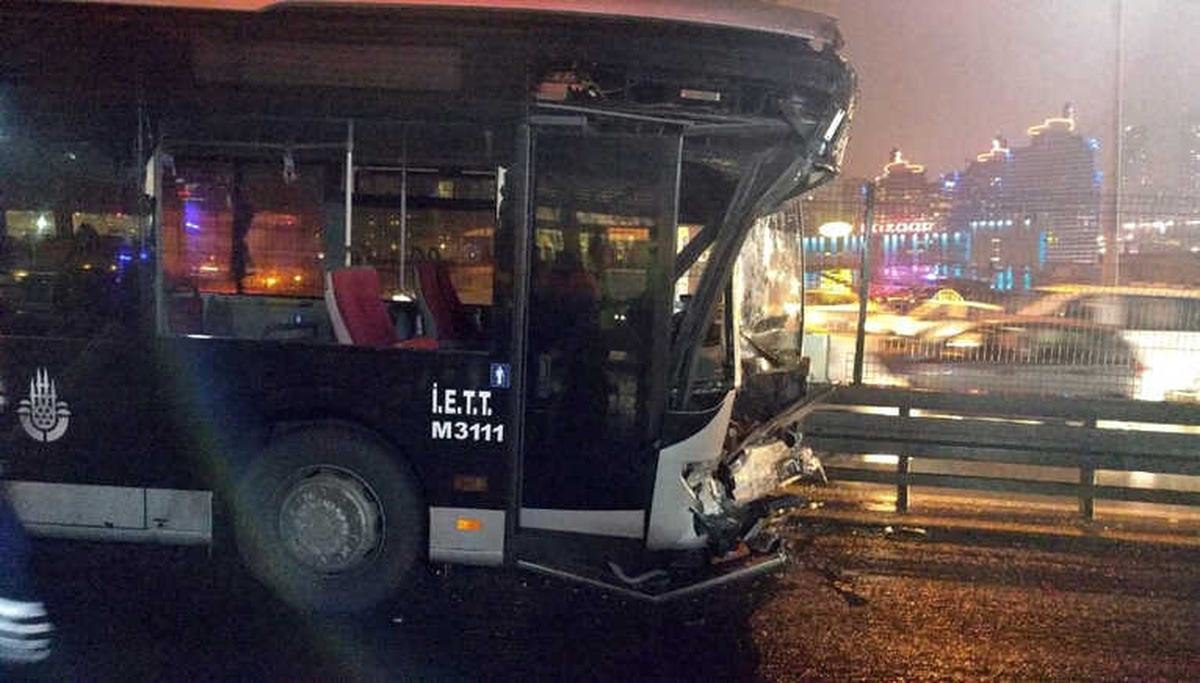 Haramidere Metrobüs Durağında Kaza: 1\'i Ağır 22 Yaralı