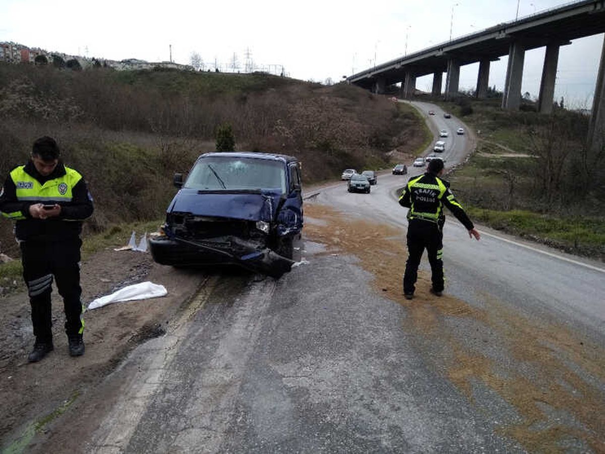 İzmit\'te Traktör Minibüsle Çarpıştı: 4 Yaralı
