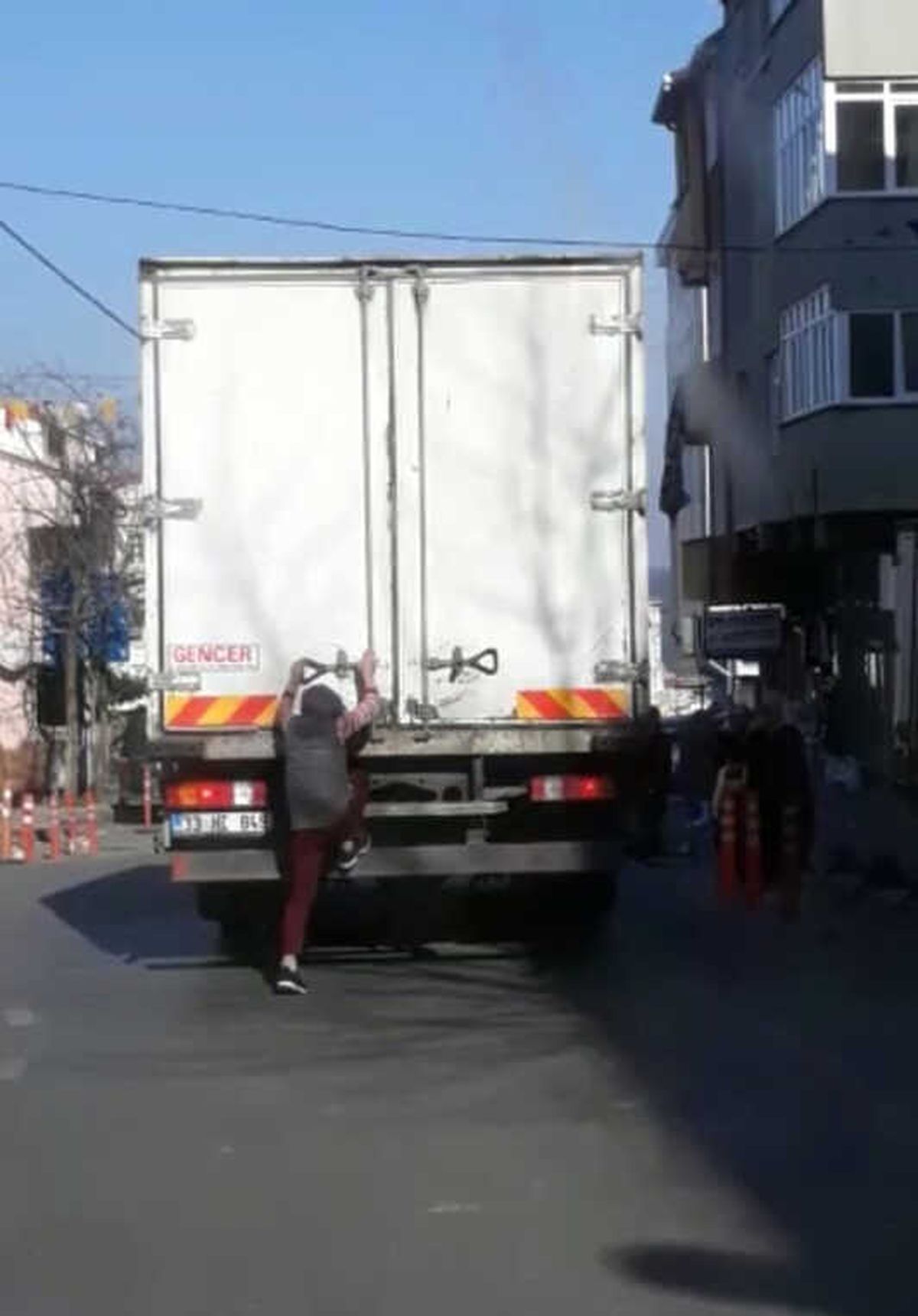 Kamyonun Arkasından Tutunan Çocuğun Tehlikeli Oyunu Kamerada