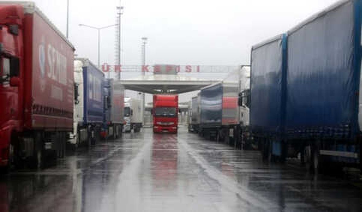 Kapıkule\'de 6 Kilometre Tır Kuyruğu
