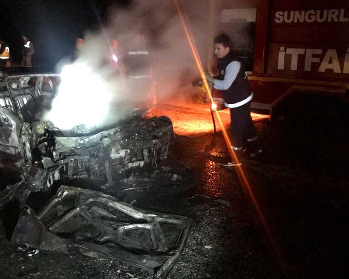 Kaza Yapan Otomobil Alev Alev Yandı