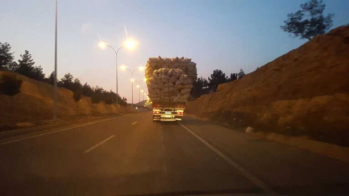 Şanlıurfa\'da Kamyonların Tehlikeli Yolculuğu
