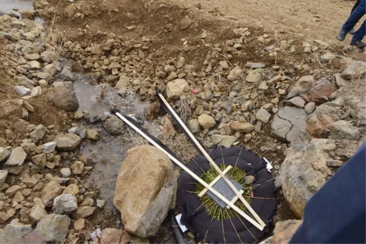 Şehidin Abisi Kılıçdaroğlu\'nun Çelengini Dereye Attı