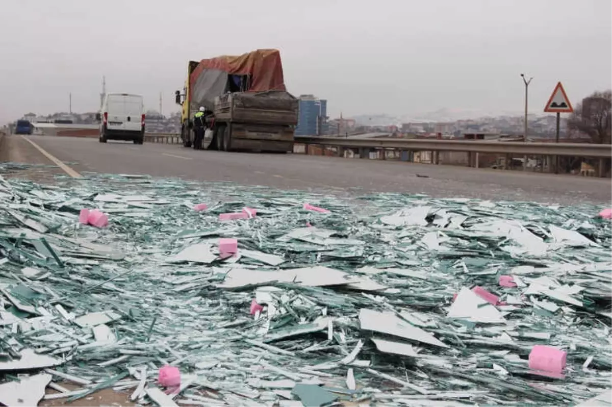 Tonlarca Cam Karayoluna Saçıldı