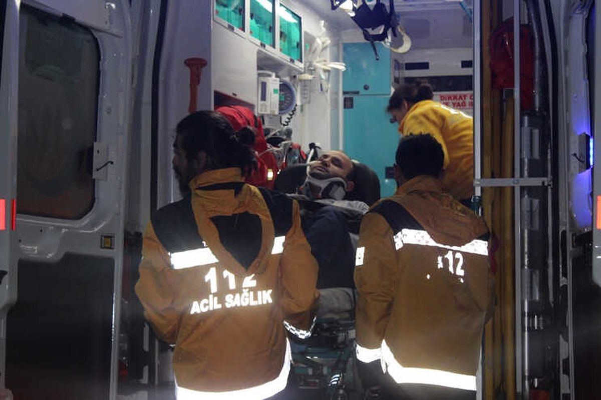 Yolcu Minibüsü ile Hafif Ticari Araç Çarpıştı: 10 Yaralı