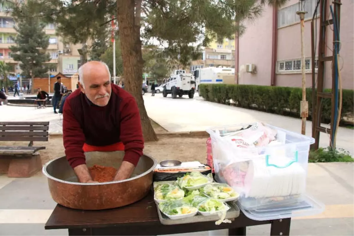 35 Yıllık Çiğ Köfte Ustası Seyyar Tezgahı ile Geçimini Sağlıyor