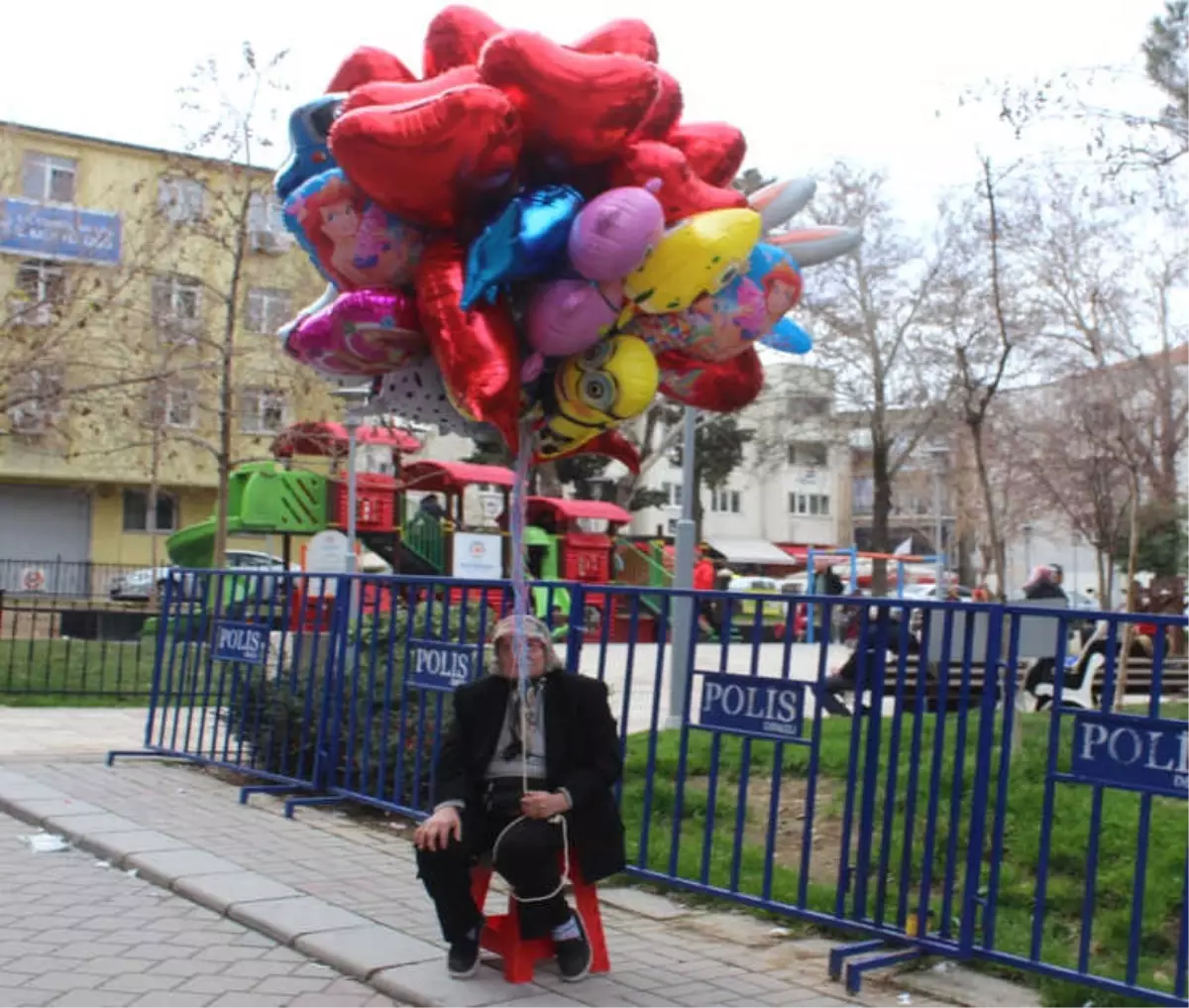 73 Yaşında Balon Satarak Evini Geçindiriyor