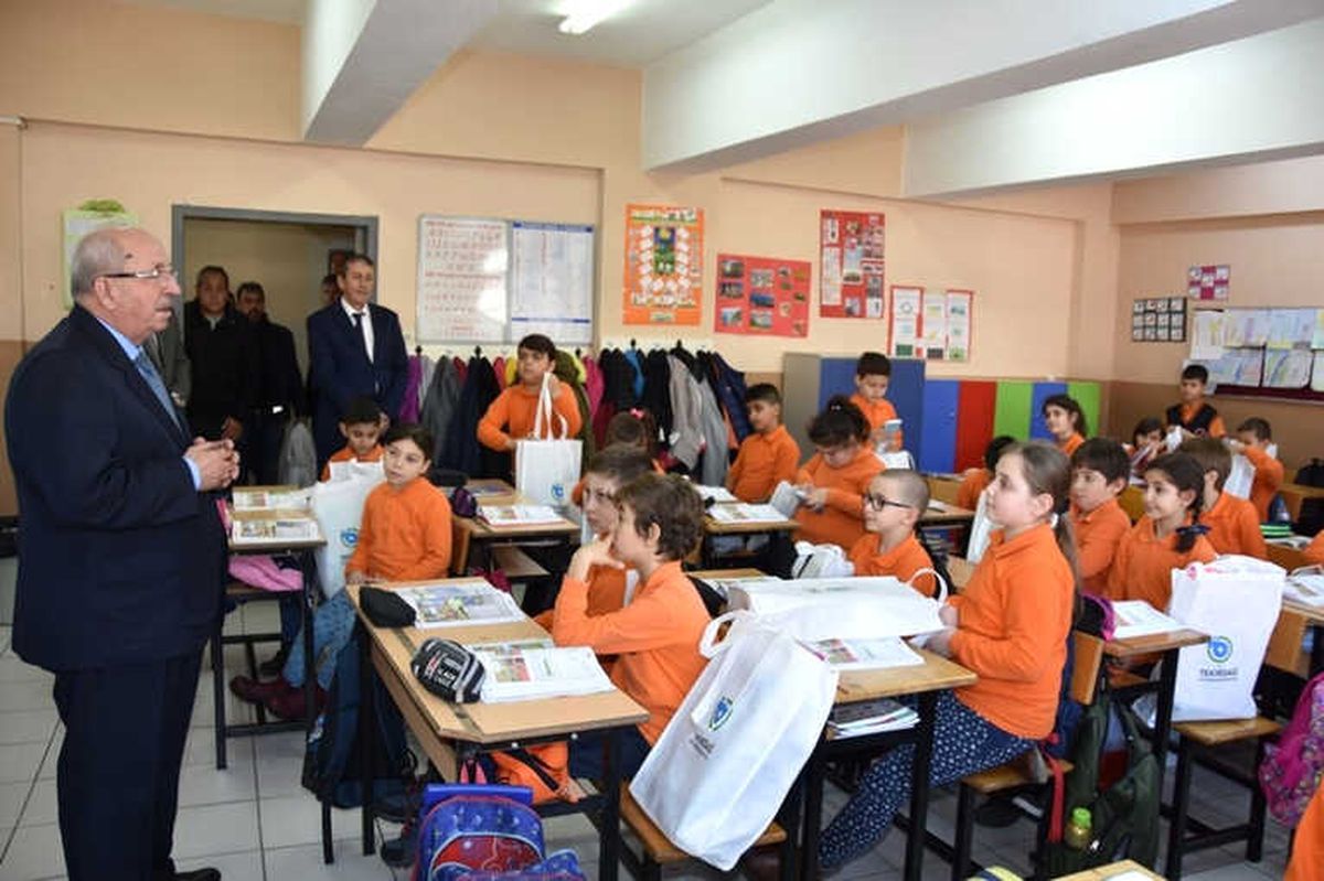 Başkan Albayrak\'tan Öğrencilere İkinci Dönemin İlk Gününde Hediye