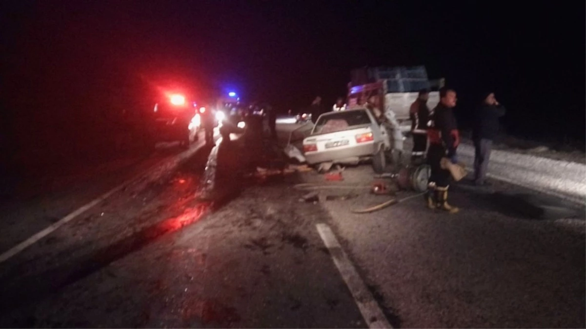 Çorum\'da İki Otomobil Kafa Kafaya Çarpıştı: 3 Ölü, 1 Yaralı