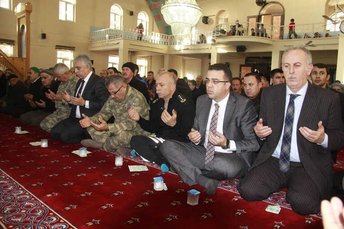 Hakkari\'de Şehit Teğmen Özatak İçin Mevlit Okutuldu