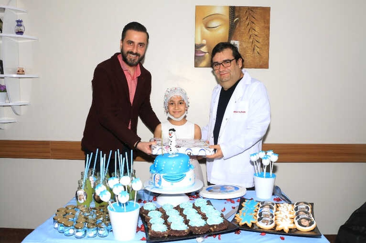 Hastanede, Küçük Bennu\'ya Doğum Günü Sürprizi