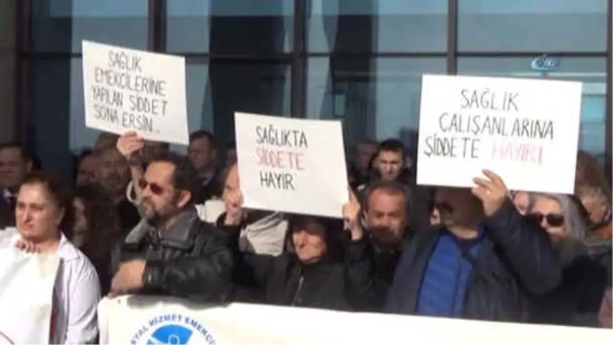 İki Kadının Saldırısına Uğrayan Kadın Doktor İçin Protesto