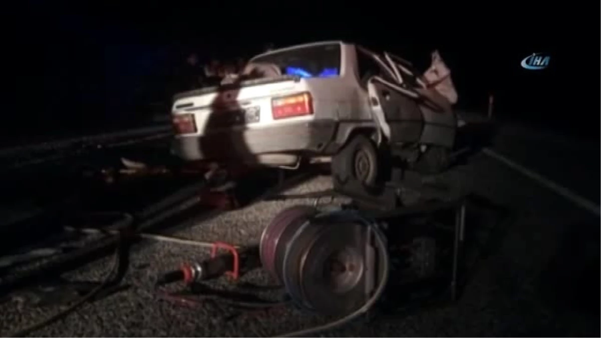 İki Otomobil Kafa Kafaya Çarpıştı: 3 Ölü, 1 Yaralı