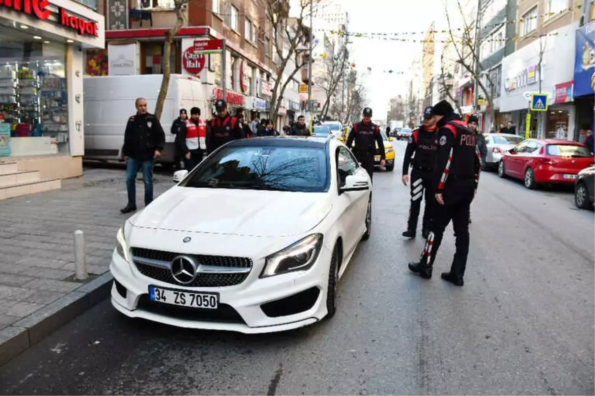 İstanbul\'da Okul Önlerinde Polis Denetimi