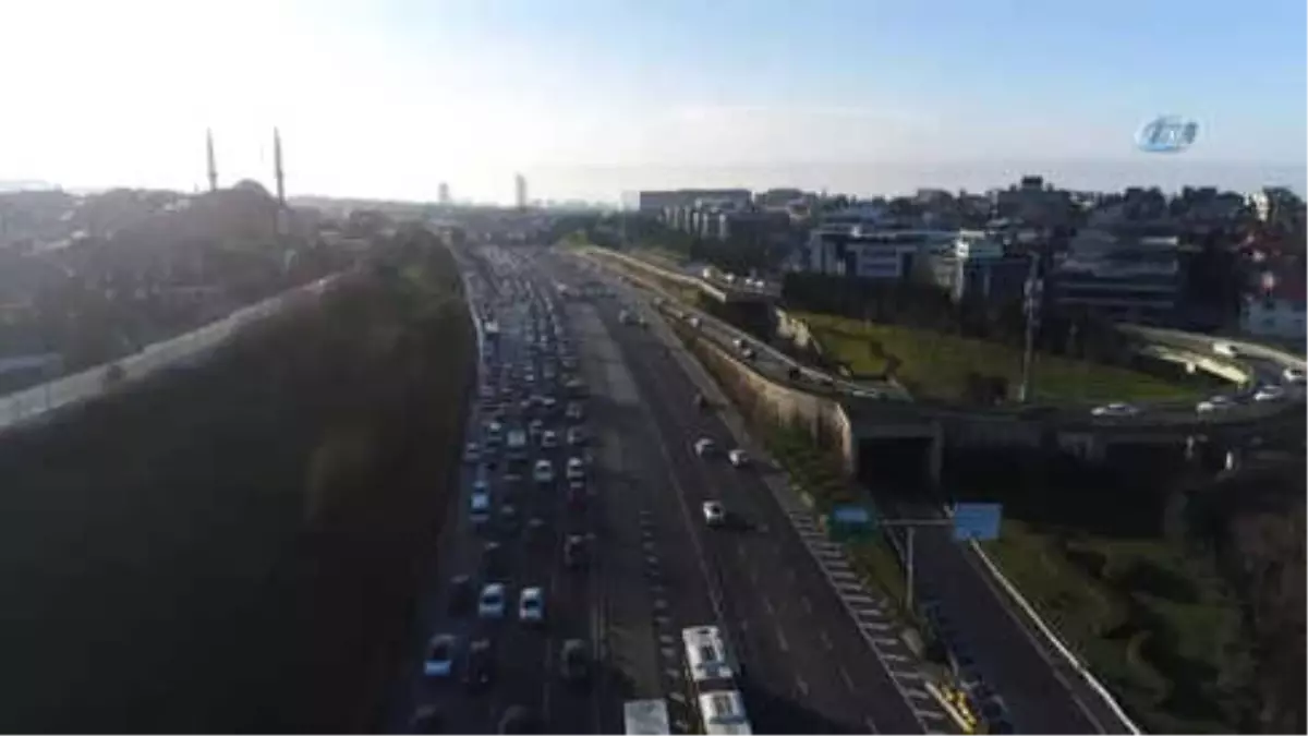 İstanbul\'daki Trafik Yoğunluğu Havadan Görüntülendi