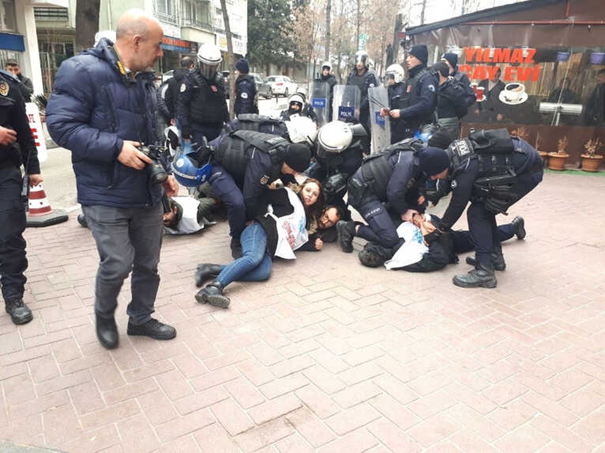İzinsiz Yürüyüş Yapan Kesk Üyesi Gruba Polis Müdahalesi