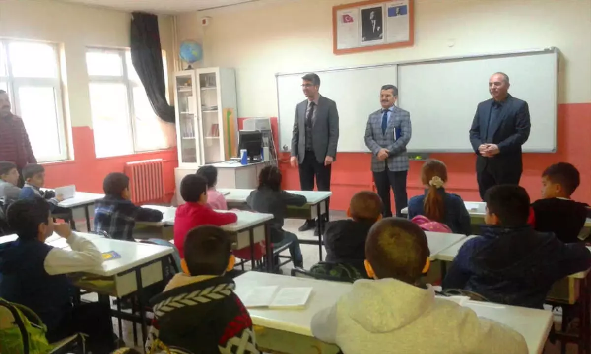 Kaymakam Vekili Çalışır, Öğrencilerle Kitap Okudu