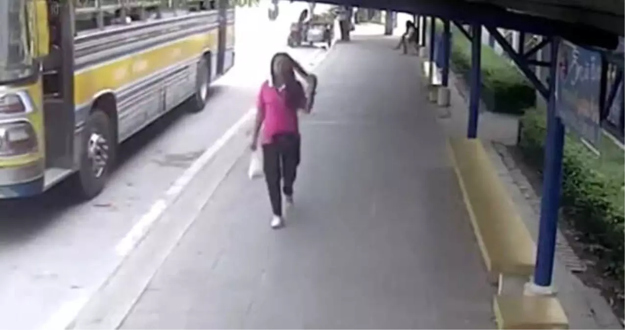 Otobüs Hareket Ettikten Sonra İnmeye Çalışan Liseli Kız Yere Kapaklandı