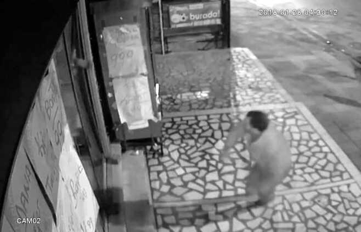 Acemi Hırsız Parke Taşıyla Kapıyı Kıramayınca Böyle Kaçtı