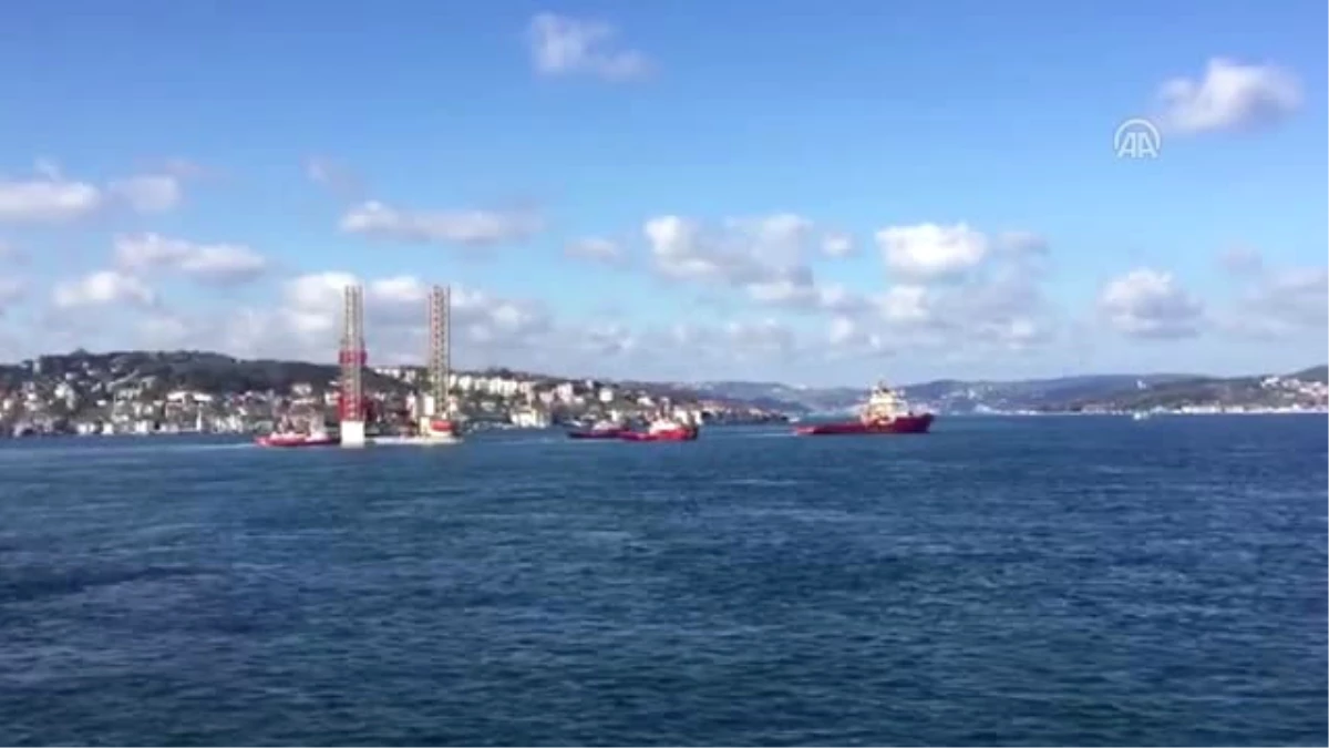 Petrol Platformu Taşıyan Gemi İstanbul Boğazı\'ndan (2)