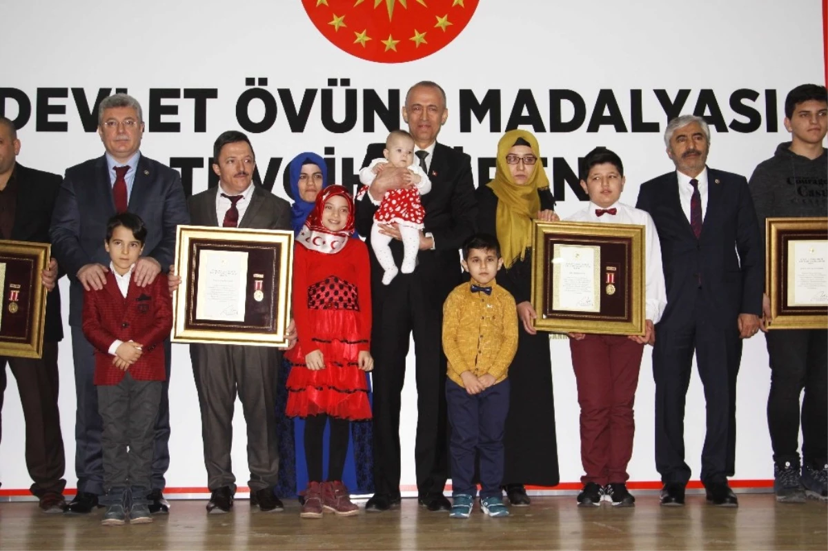 Şehit Yakınları ve Gazilere Devlet Övünç Madalyası ve Beraatları Verildi