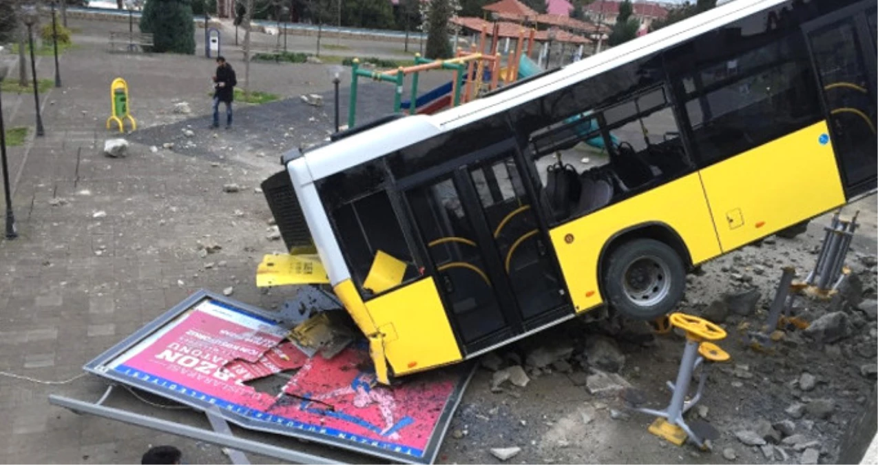 Trabzon\'da Feci Kaza: Rampaya Park Edilen Otobüs, Çocuk Parkına Düştü