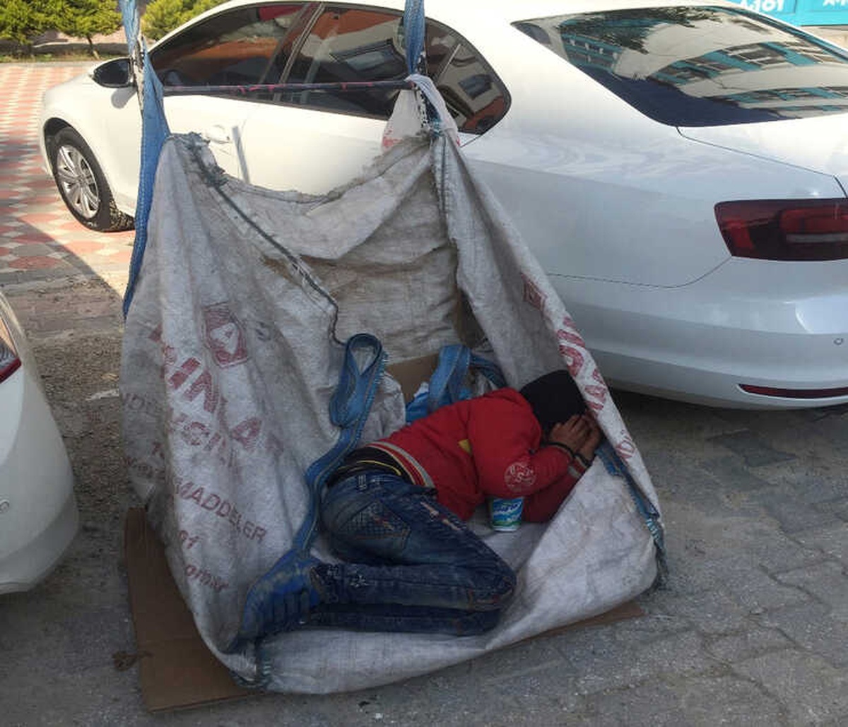 Yaşıtları Okula Gitti, O Atık Kağıt Toplarken Uyuyakaldı