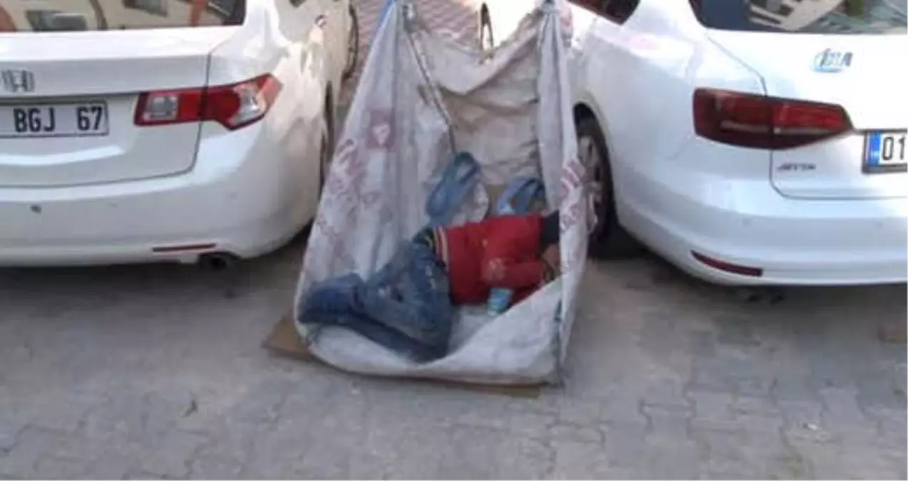 Yaşıtları Okula Gitti, O Atık Kağıt Toplarken Uyuya Kaldı