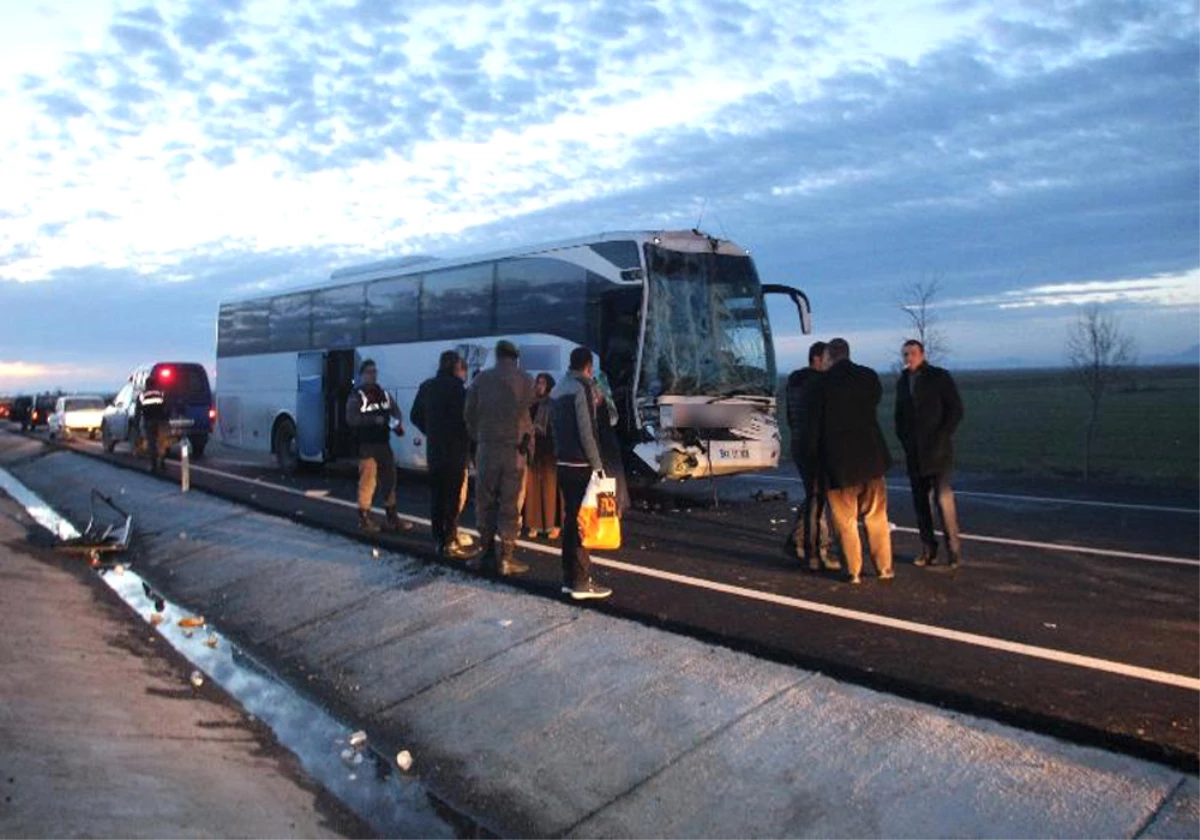 Yolcu Otobüsü Kamyona Arkadan Çarptı: 10 Yaralı