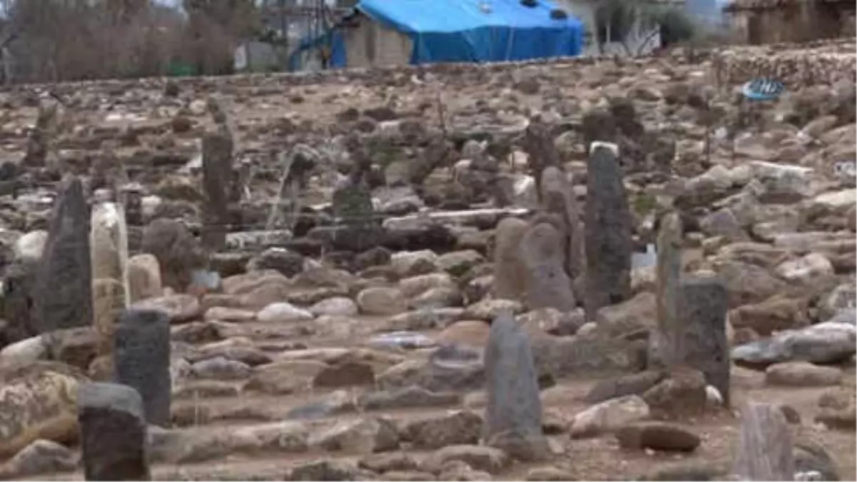 Yörükler Sınırdaki Kayı Boyu Mezarlığını Ziyaret Edip Mehmetçiğe Destek Verdi