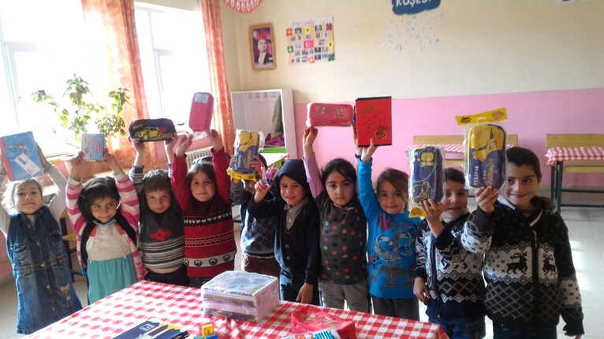 AK Parti İl Kadın Kollarından Bitlis\'teki Köy Okulu Öğrencilerine Yardım Eli