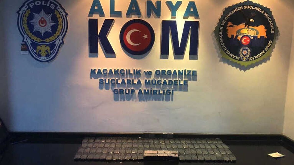 Alanya\'da Kaçak Cep Telefonu Ele Geçirildi