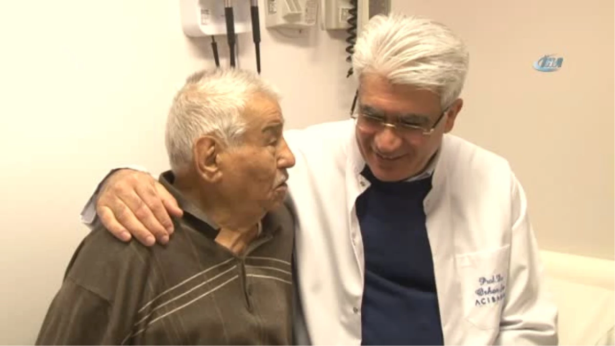 Bacaklarını Kullanamayan 88 Yaşındaki Hasta Ameliyat Oldu, 4 Gün Sonra Yürümeye Başladı