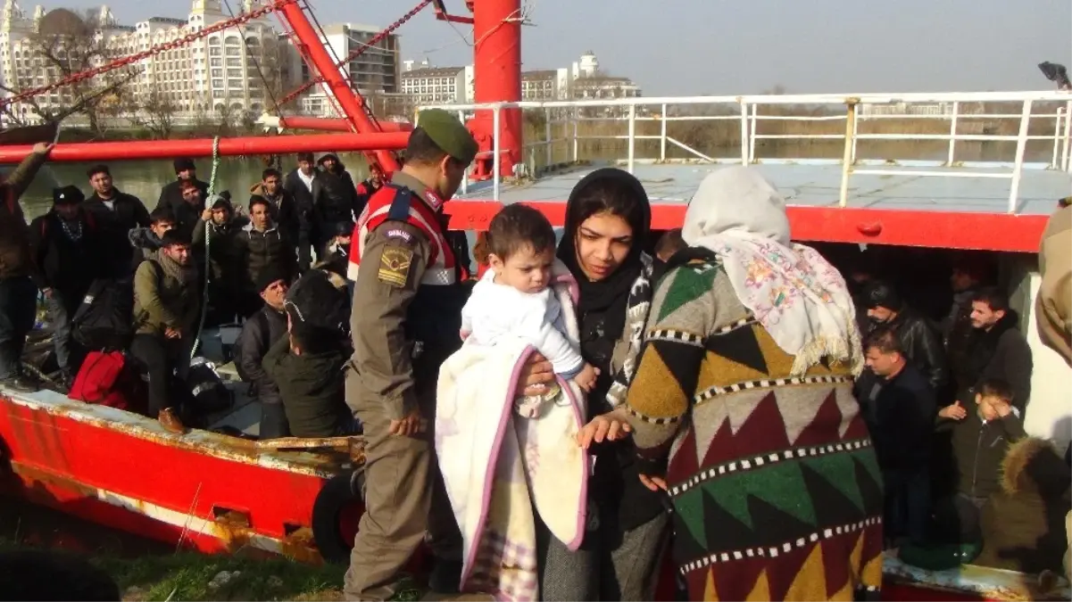 Balıkçı Teknesinde 208 Kaçak Göçmen Yakalandı