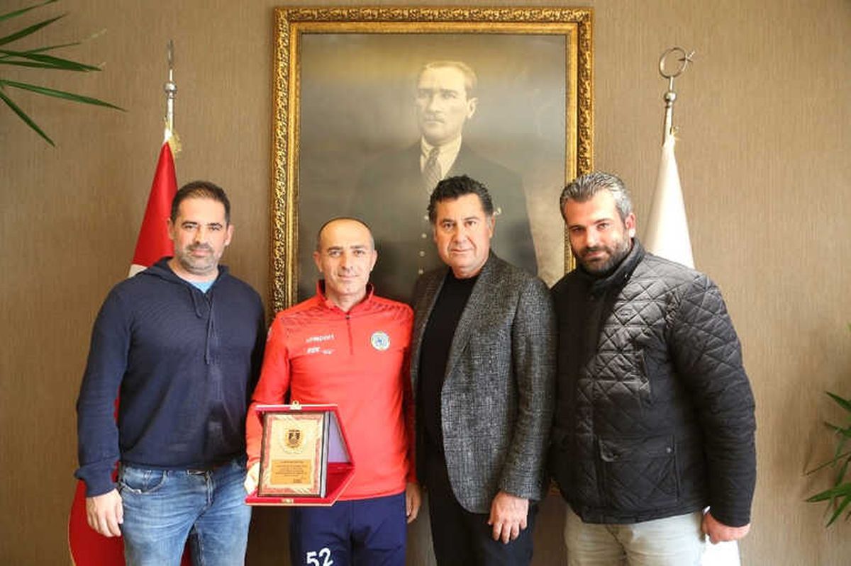 Başkan Kocadon\'dan Örnek Sporcuya Plaket
