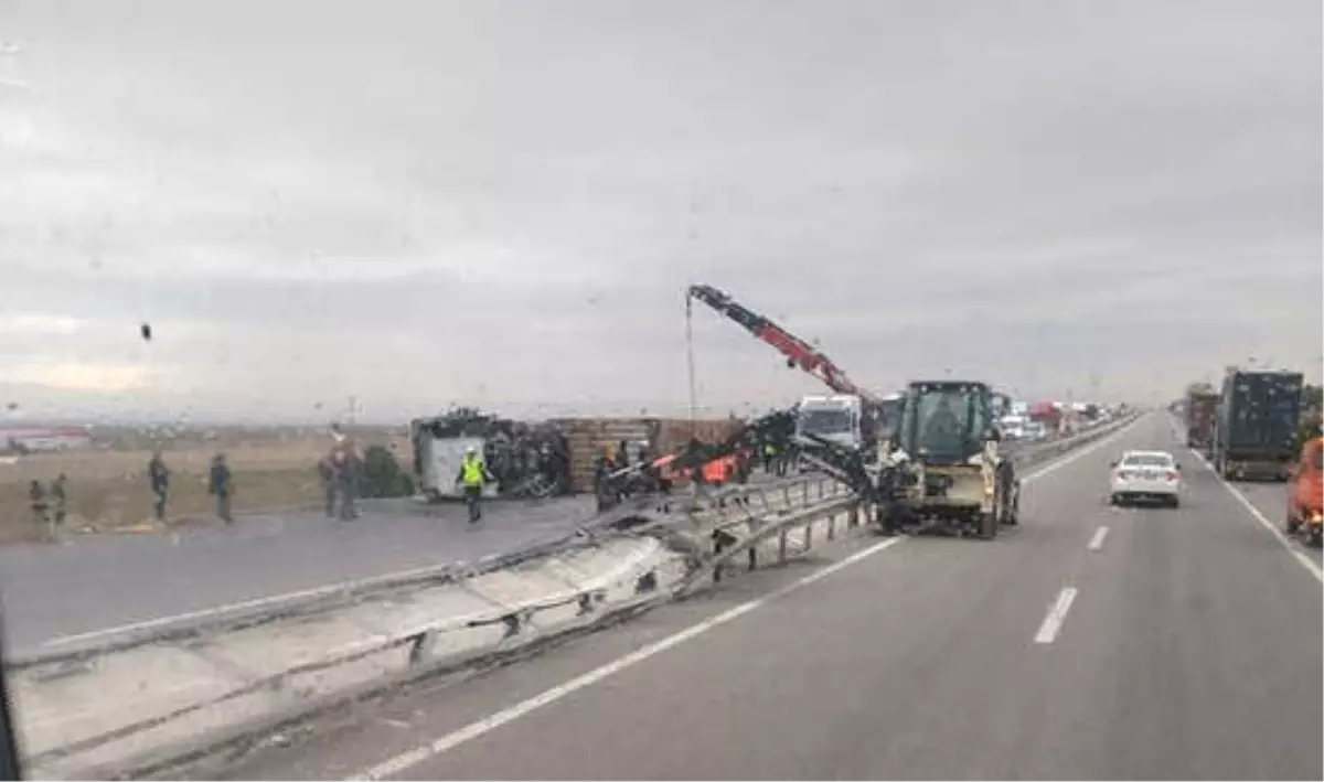 Devrilen Tır Trafiği Saatlerce Aksattı