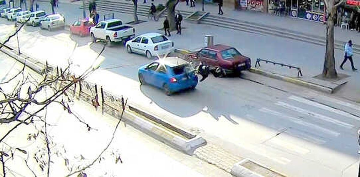 Erzincan\'da Dikkatsiz Sürücülerin Yayalara Çarpması Kameralara Yansıdı