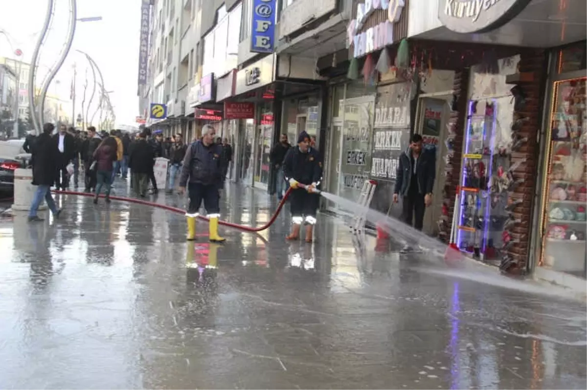 Hakkari\'de Cadde Yıkama Çalışması