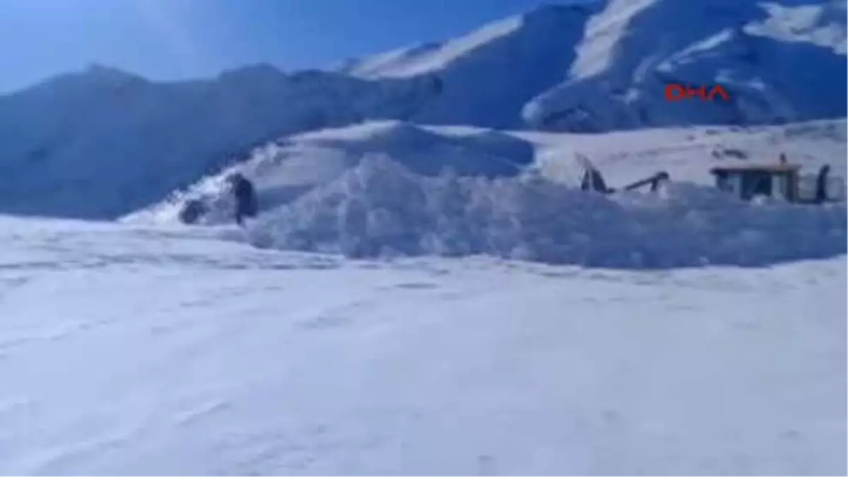 Hakkari Kardan Kapanan Askeri Üs Bölgesinin Yolu Bir Haftada Açılabildi