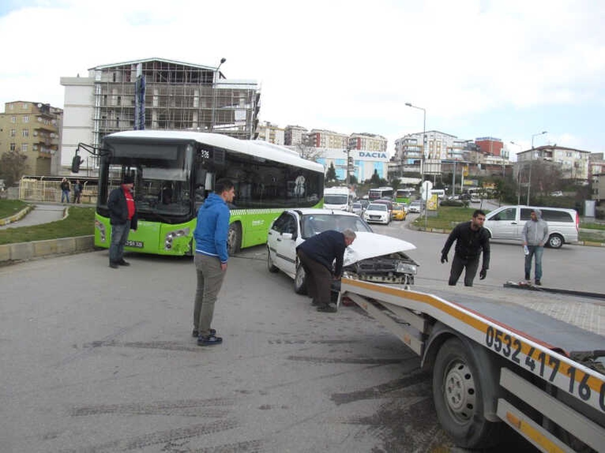 Halk Otobüsüyle Otomobil Çarpıştı: 2 Yaralı
