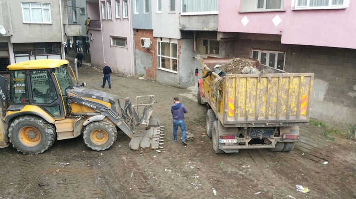Kamyon ile Kepçe Arasında Kalan Şoför Yaralandı
