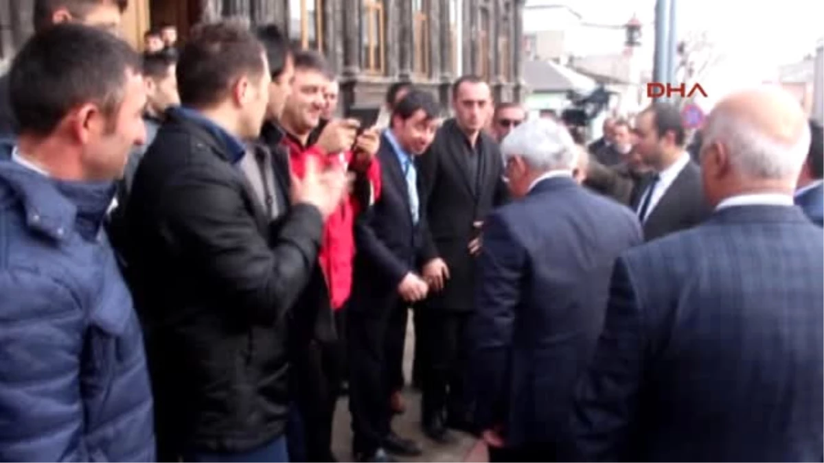 Kars MHP\'den İstifa Eden Belediye Başkanı Alkışlarla Karşılandı