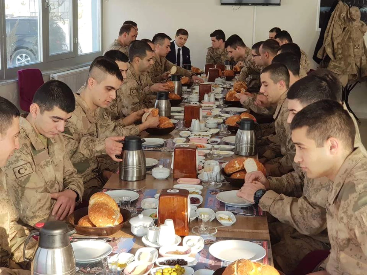 Kaymakam Erat, Askerlerle Kahvaltıda Bir Araya Geldi