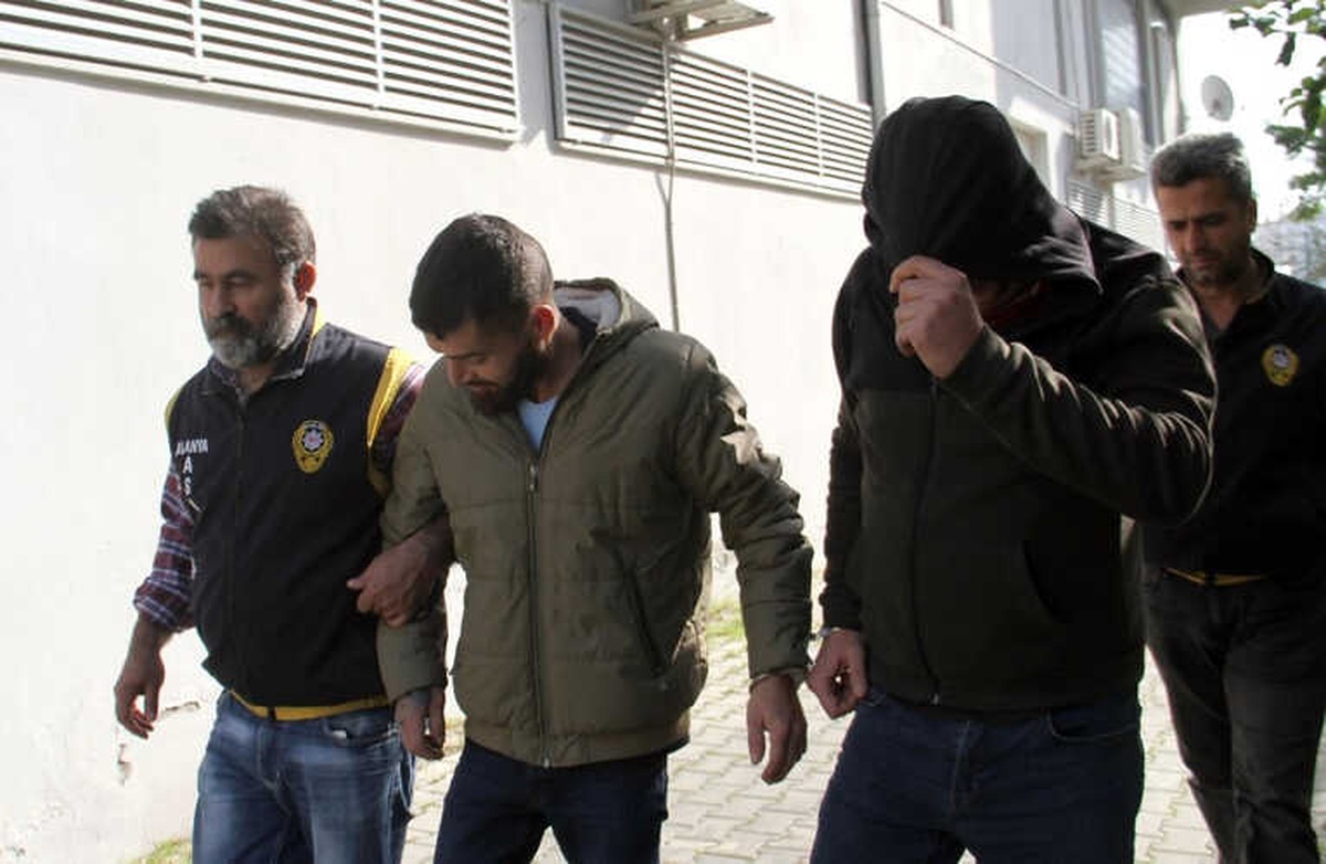 Polisten Silah Kaçakçılarına Suçüstü Yaptı